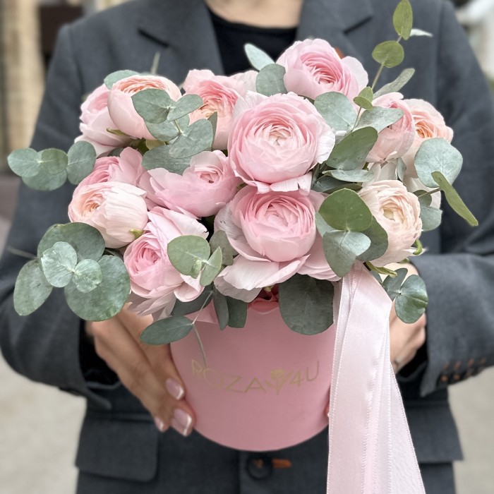 15 розовых ранункулюсов с эвкалиптом в коробке