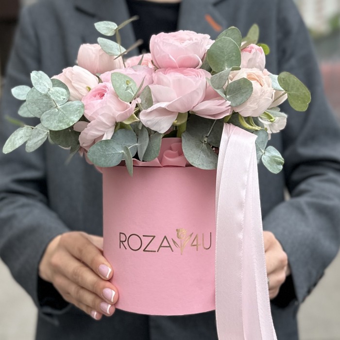15 розовых ранункулюсов с эвкалиптом в коробке