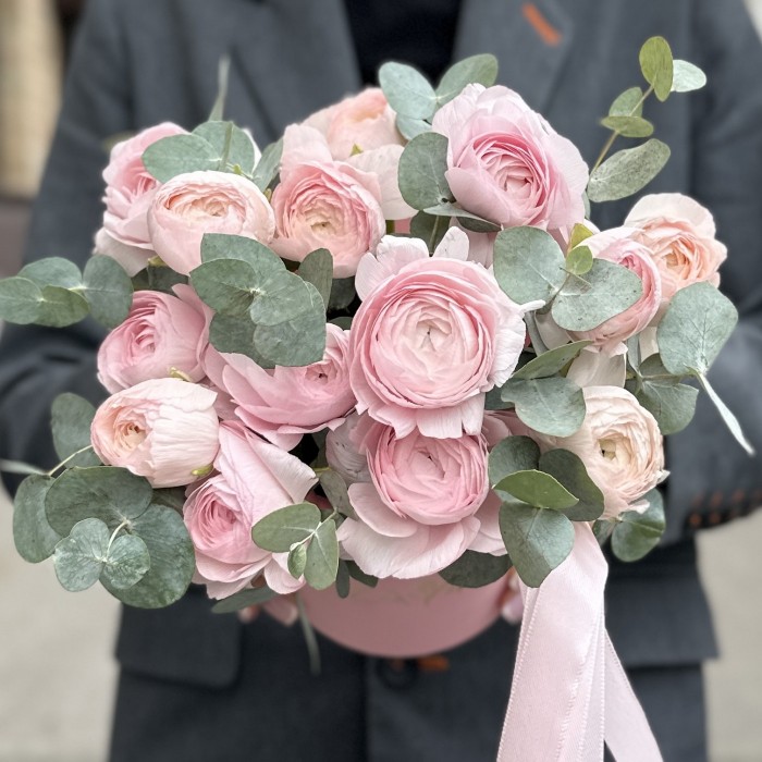15 розовых ранункулюсов с эвкалиптом в коробке
