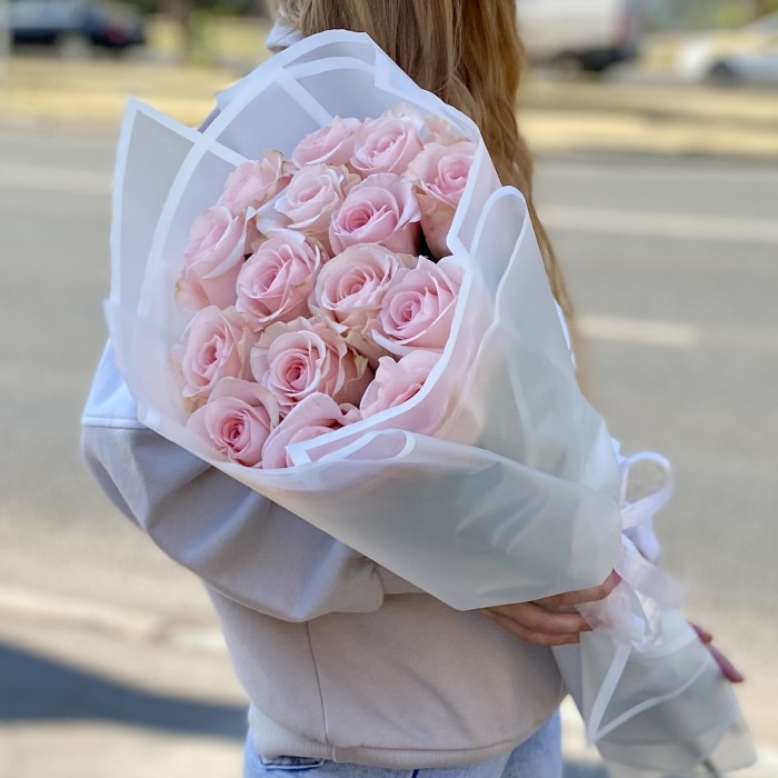 15 розовых роз Новия