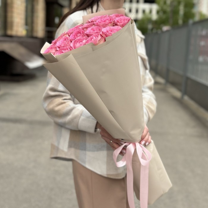 15 розовых роз Свит Юник 60 см