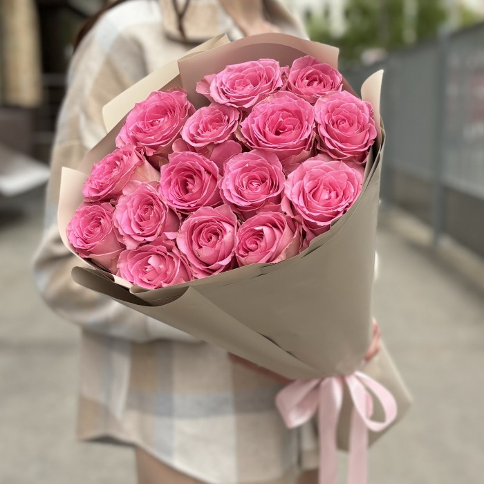 15 розовых роз Свит Юник 60 см