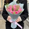 15 розовых роз с гринбелом
