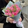 15 розовых роз с гринбелом