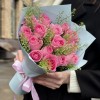 15 розовых роз с гринбелом