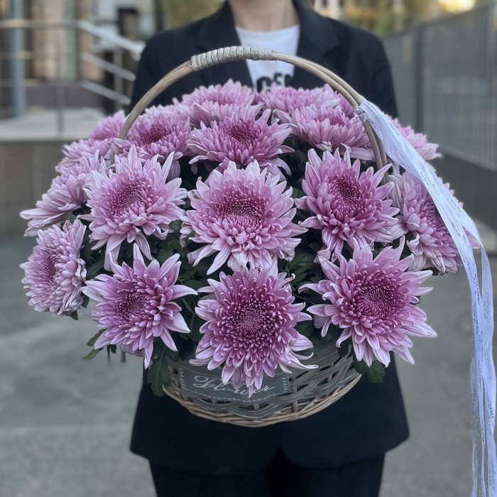 15 сиреневых хризантем в корзине