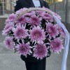 15 сиреневых хризантем в корзине