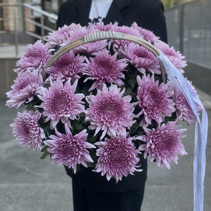 15 сиреневых хризантем в корзине