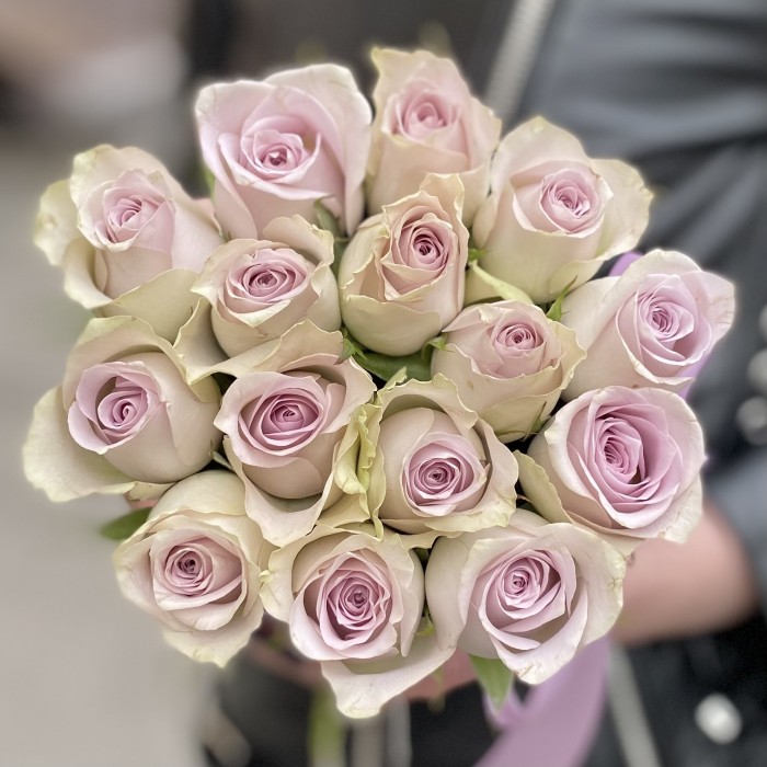 15 сиреневых роз в коробке