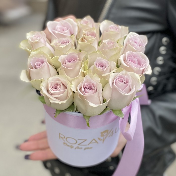 15 сиреневых роз в коробке