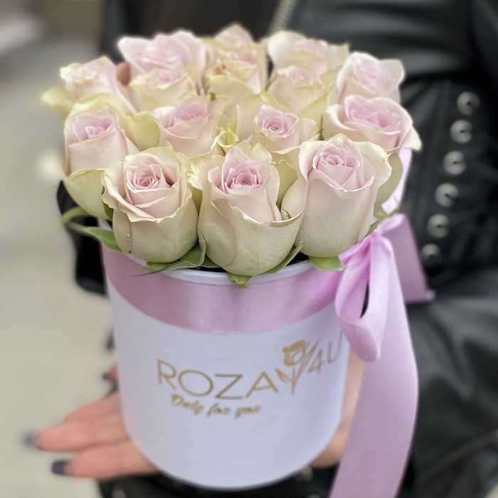 15 сиреневых роз в коробке