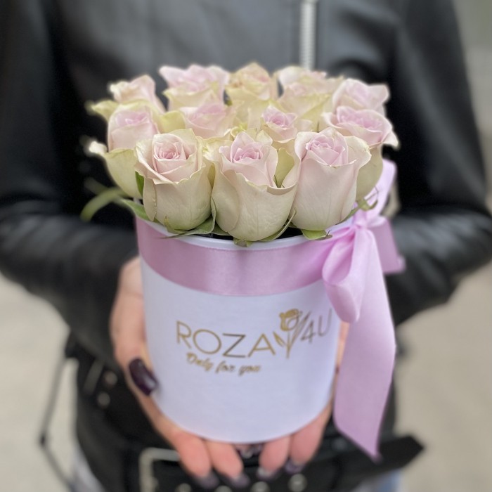 15 сиреневых роз в коробке