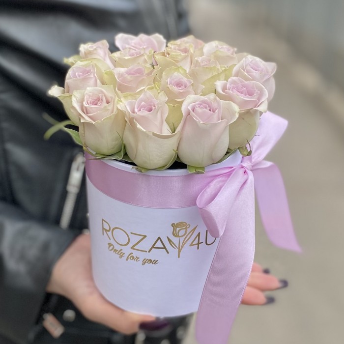 15 сиреневых роз в коробке