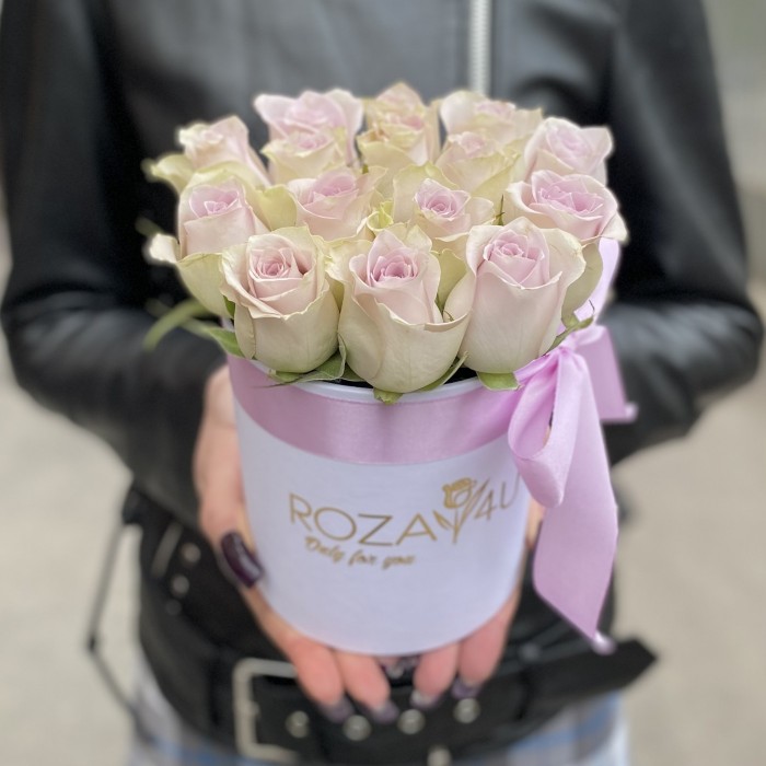 15 сиреневых роз в коробке