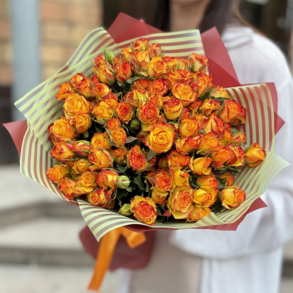 15 солнечных кустовых роз