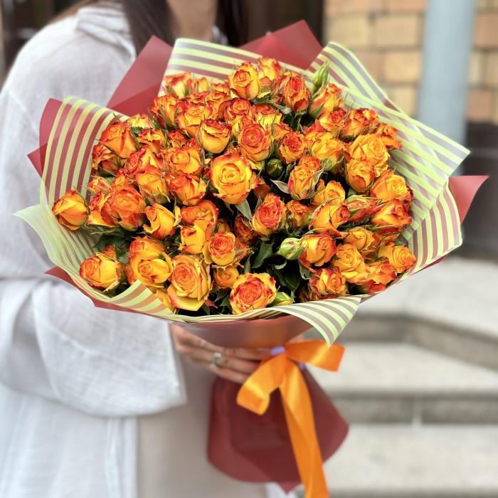 15 солнечных кустовых роз