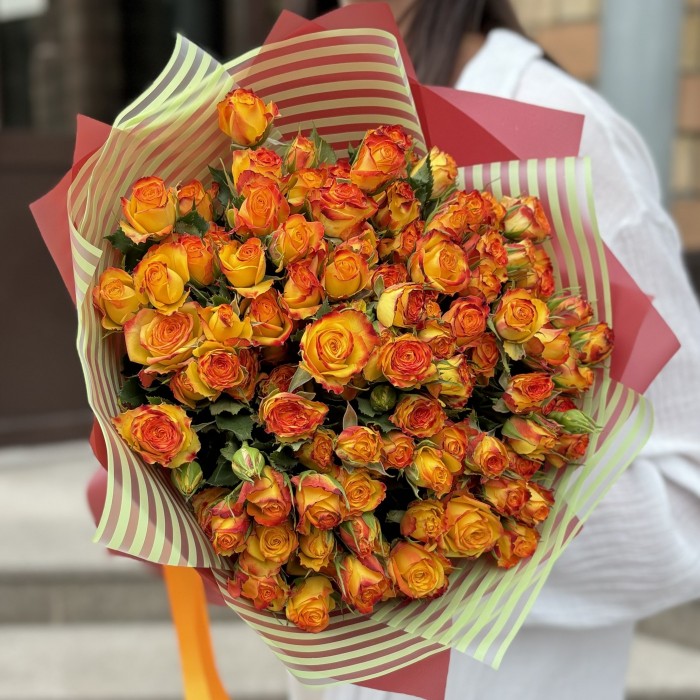 15 солнечных кустовых роз