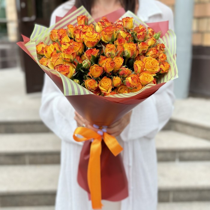 15 солнечных кустовых роз