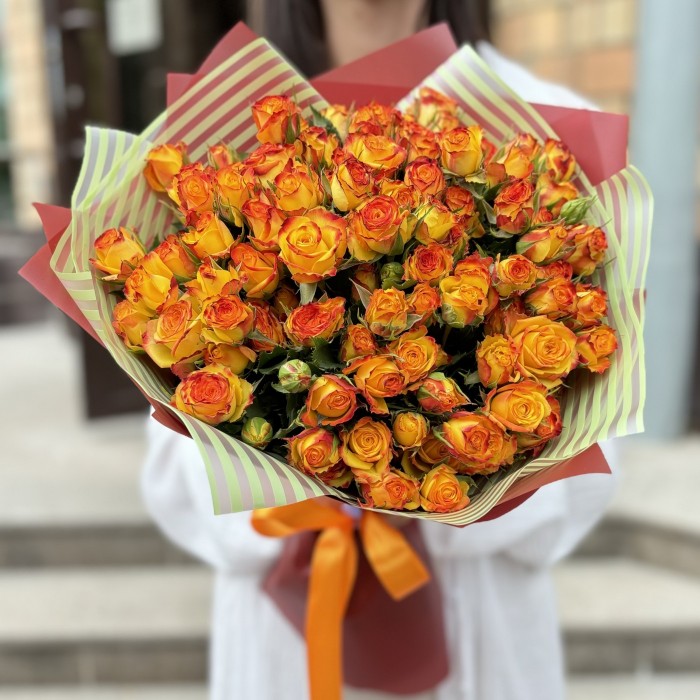 15 солнечных кустовых роз