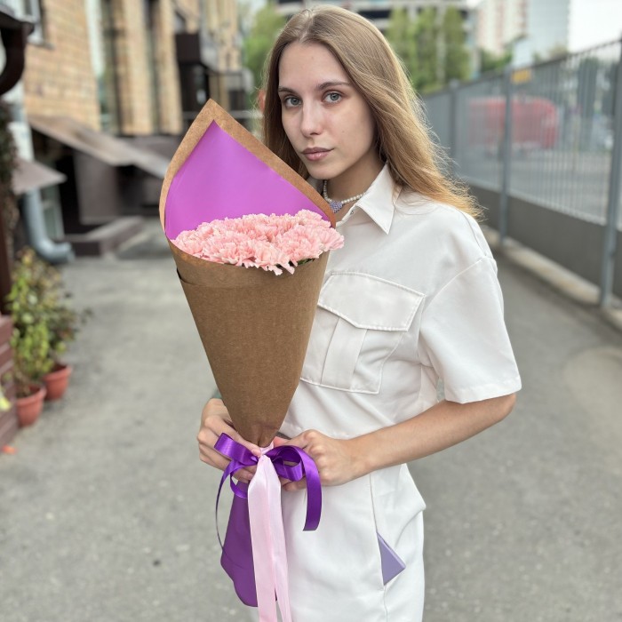 15 светло-розовых гвоздик