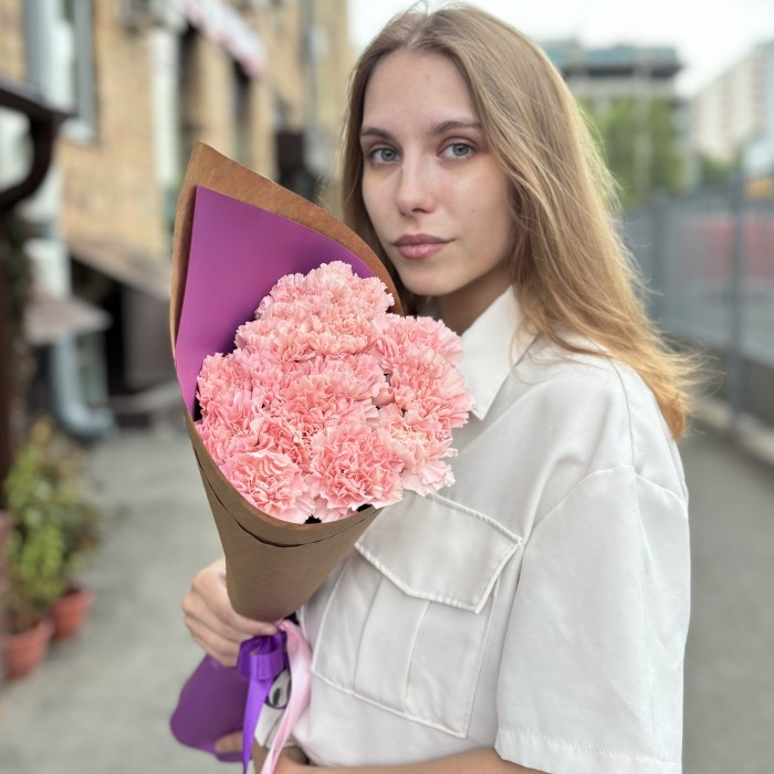 15 светло-розовых гвоздик