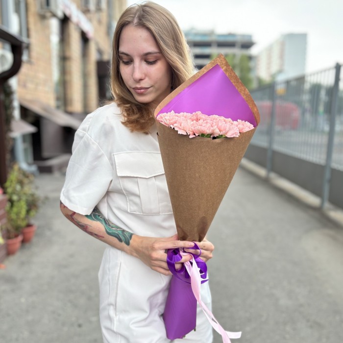 15 светло-розовых гвоздик