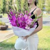 15 фиолетовых гладиолусов
