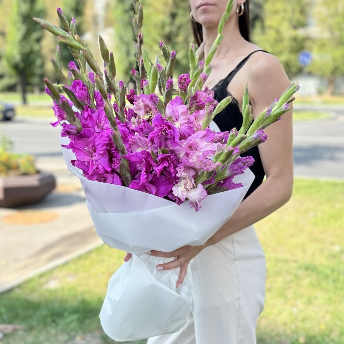 15 фиолетовых гладиолусов