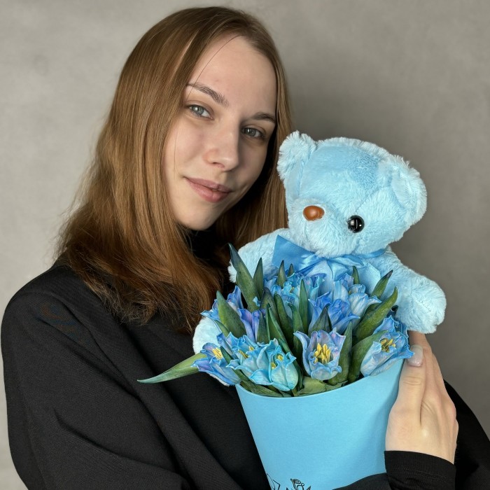 15 тюльпанов Лунный краун с мишкой в коробке