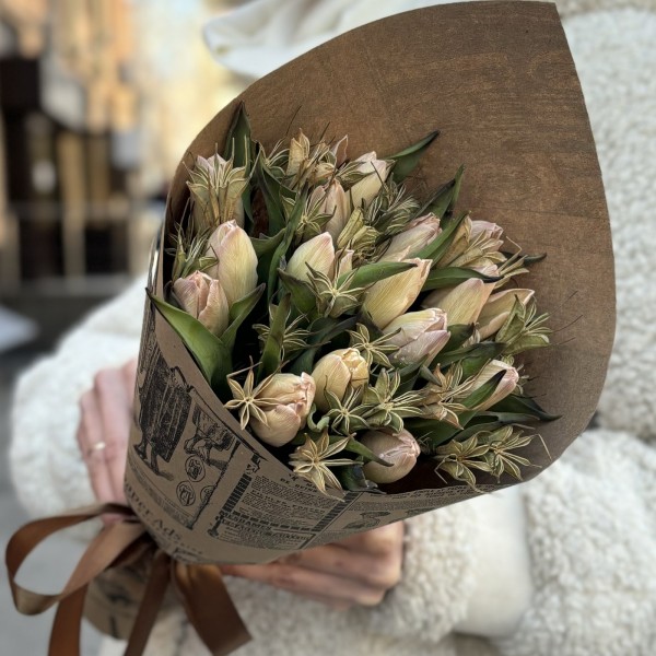 15 тюльпанов Мокко с нигеллой