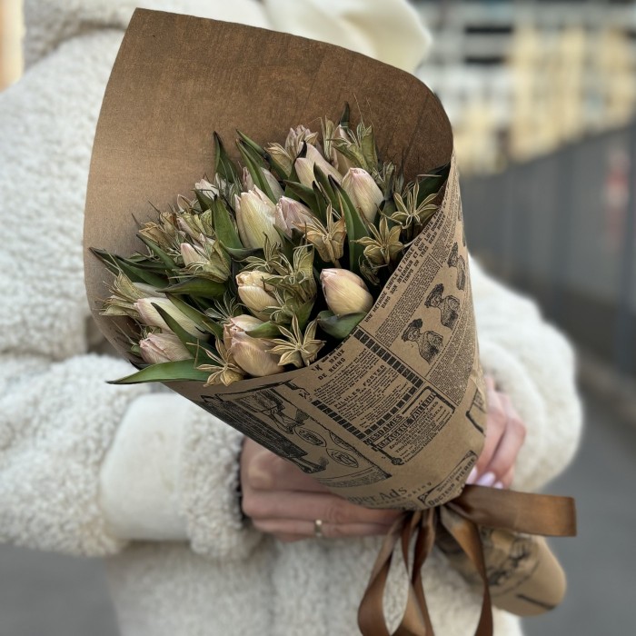 15 тюльпанов Мокко с нигеллой