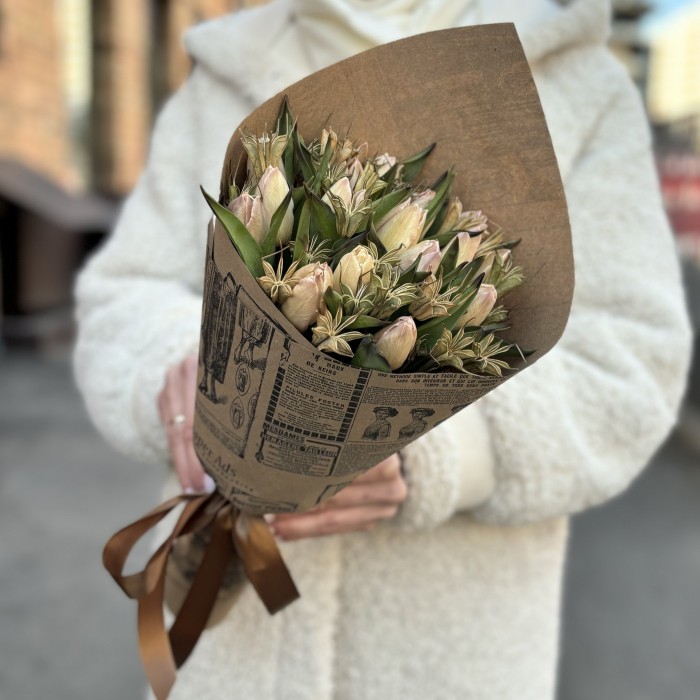 15 тюльпанов Мокко с нигеллой