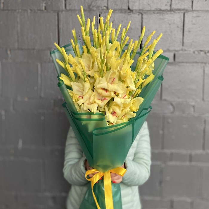 15 желтых гладиолусов