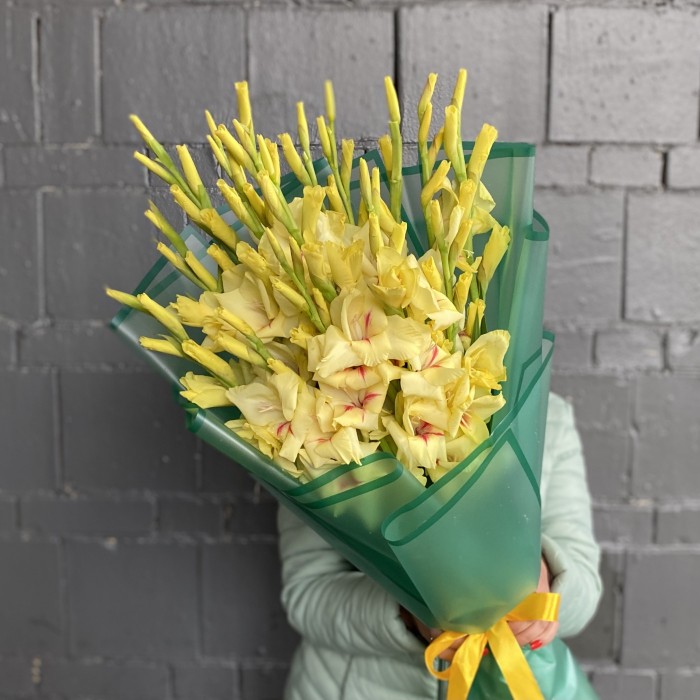 15 желтых гладиолусов