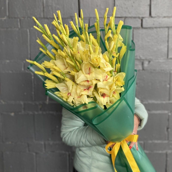 15 желтых гладиолусов