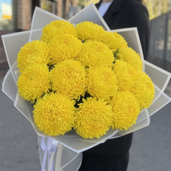 15 желтых хризантем
