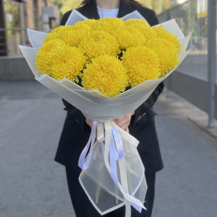 15 желтых хризантем