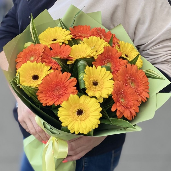 15 желтых и оранжевых гербер