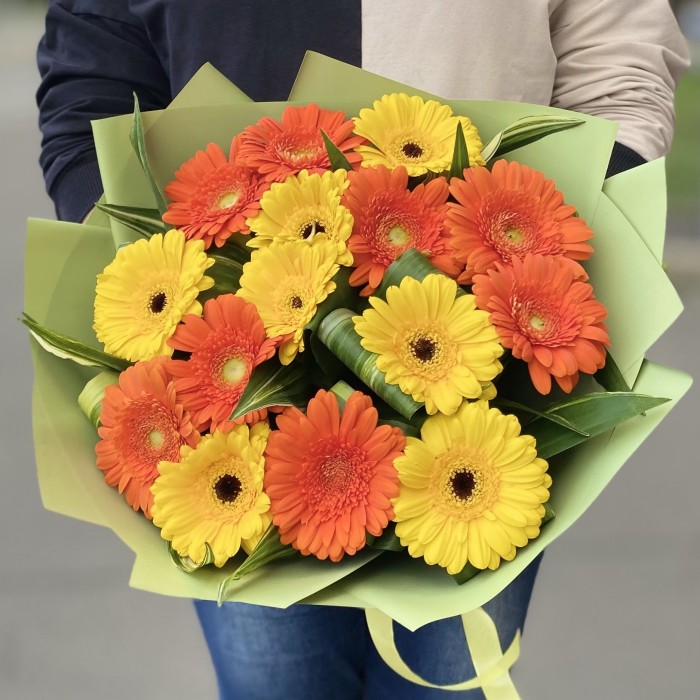 15 желтых и оранжевых гербер