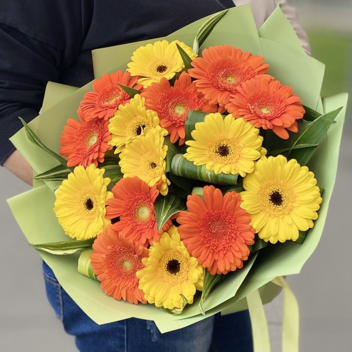 15 желтых и оранжевых гербер