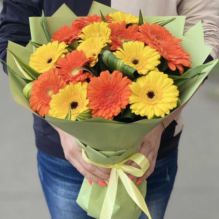 15 желтых и оранжевых гербер