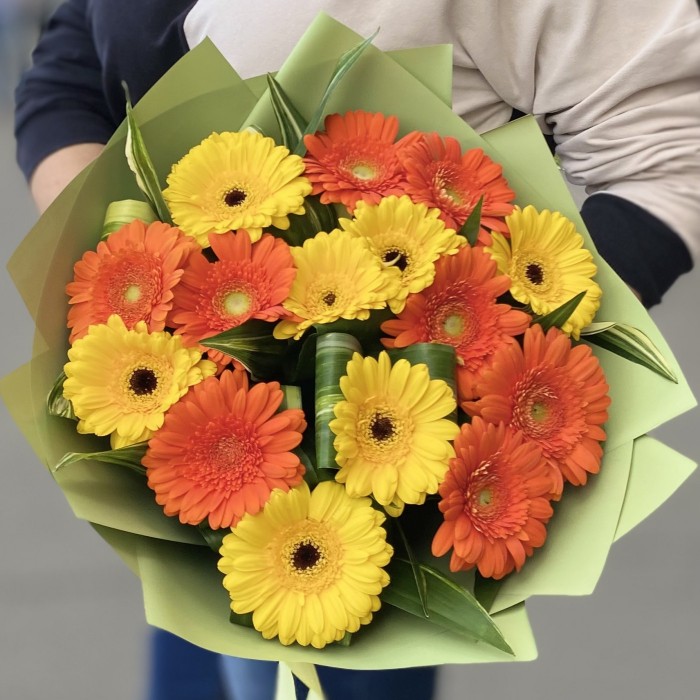 15 желтых и оранжевых гербер