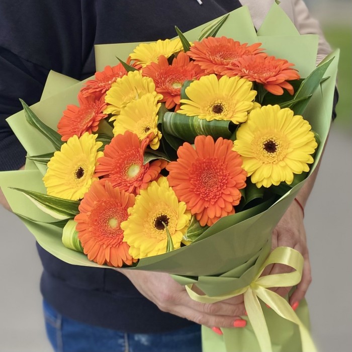 15 желтых и оранжевых гербер