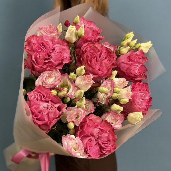 Букет пионовидных роз с бело-розовой эустомой