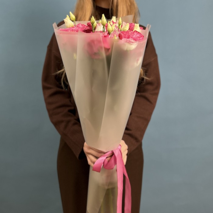 Букет пионовидных роз с бело-розовой эустомой