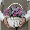 15 сиреневых роз Найтингейл с эвкалиптом в корзине