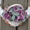 15 сиреневых роз Найтингейл с эвкалиптом в корзине