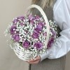 25 сиреневых роз Найтингейл с гипсофилой в корзине