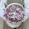 25 сиреневых роз Найтингейл с гипсофилой в корзине