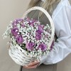 25 сиреневых роз Найтингейл с гипсофилой в корзине